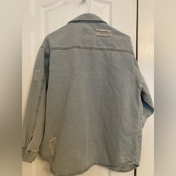 ✨NWT✨ Distressed Jean Shirt- Size Medium 💙 - Picture 3 of 4
